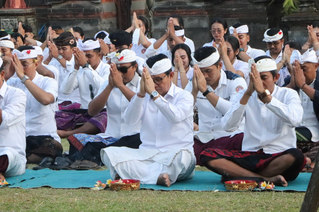 Sembahyang Bersama di Pura Lingga Bhuana